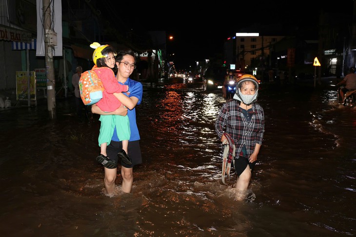 Cần Thơ: Triều cường dâng cao gây ngập , lực lượng hỗ trợ người dân vượt nước - Ảnh 4.