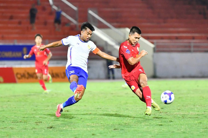Anh Vũ bay người đánh đầu, Huế khiến Quy Nhơn United lỡ chiến thắng đầu tiên - Ảnh 1.
