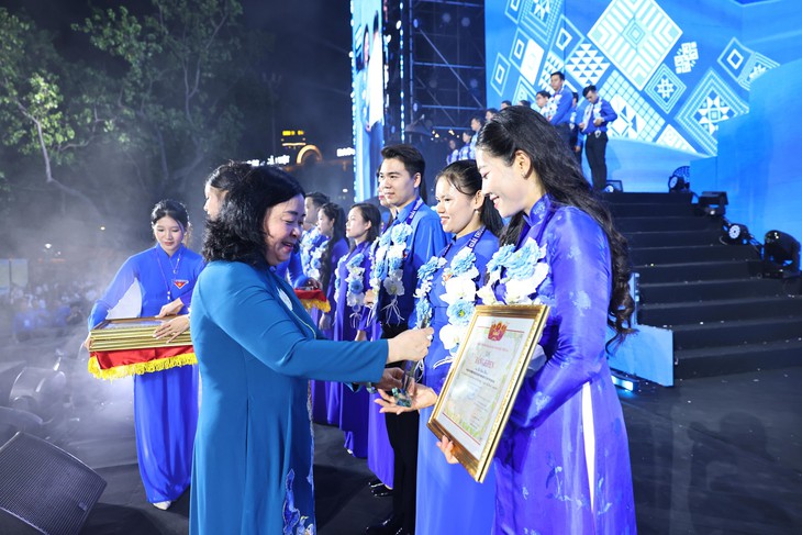Con gái đại tướng Nguyễn Chí Thanh đến chung vui với 70 thủ lĩnh thanh niên nhận giải thưởng mang tên cha - Ảnh 7.