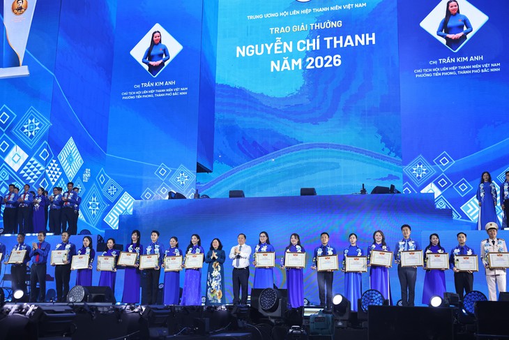 Con gái đại tướng Nguyễn Chí Thanh đến chung vui với 70 thủ lĩnh thanh niên nhận giải thưởng mang tên cha - Ảnh 8.