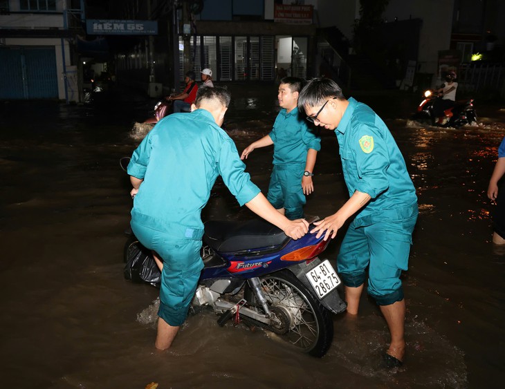 Cần Thơ: Triều cường dâng cao gây ngập , lực lượng hỗ trợ người dân vượt nước - Ảnh 3.