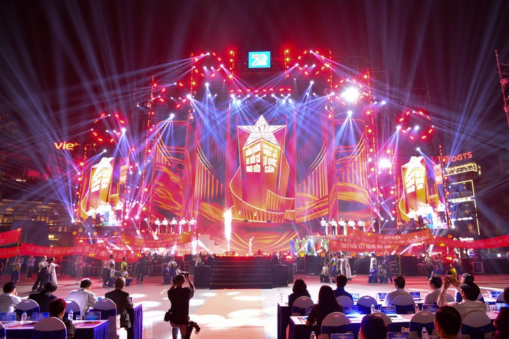 Con gái đại tướng Nguyễn Chí Thanh đến chung vui với 70 thủ lĩnh thanh niên nhận giải thưởng mang tên cha - Ảnh 6.