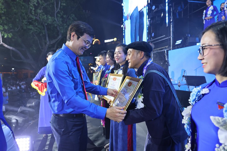 Con gái đại tướng Nguyễn Chí Thanh đến chung vui với 70 thủ lĩnh thanh niên nhận giải thưởng mang tên cha - Ảnh 5.