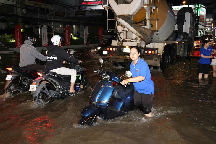 Cần Thơ: Triều cường dâng cao gây ngập , lực lượng hỗ trợ người dân vượt nước - Ảnh 2.