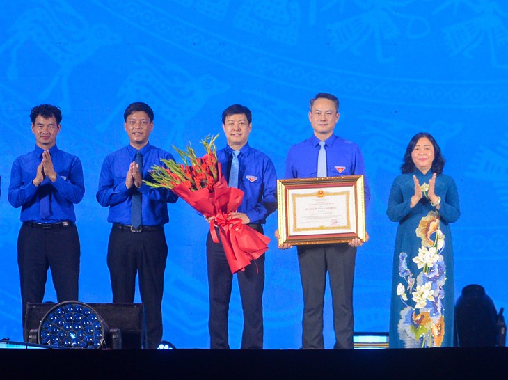 Con gái đại tướng Nguyễn Chí Thanh đến chung vui với 70 thủ lĩnh thanh niên nhận giải thưởng mang tên cha - Ảnh 2.