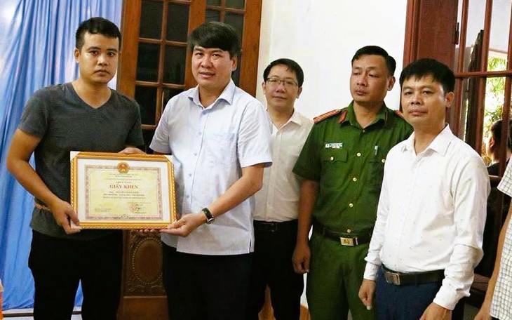 Truy tặng bằng khen người đàn ông quên mình cứu 2 em nhỏ rơi xuống kênh - Ảnh 2.