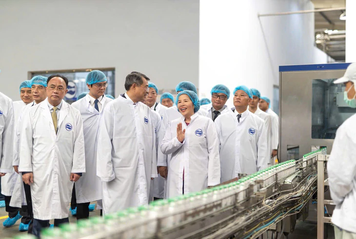 Thủ tướng Lê Minh Hưng thăm nhà máy Angkormilk của Vinamilk tại Campuchia - Ảnh 2.