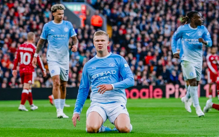 Vì sao CĐV Man City mang chuối bơm hơi đến sân Anfield? - Ảnh 2.