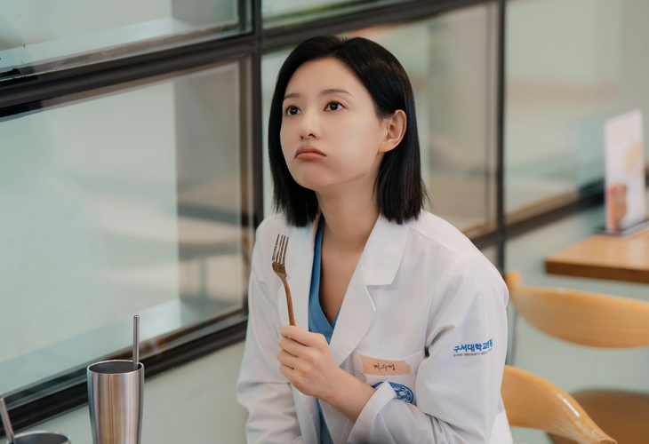 Kim Ji Won phá vỡ hình tượng bác sĩ quen thuộc trong Doctor X - Ảnh 4.