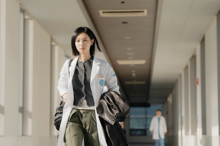 Kim Ji Won phá vỡ hình tượng bác sĩ quen thuộc trong Doctor X - Ảnh 2.