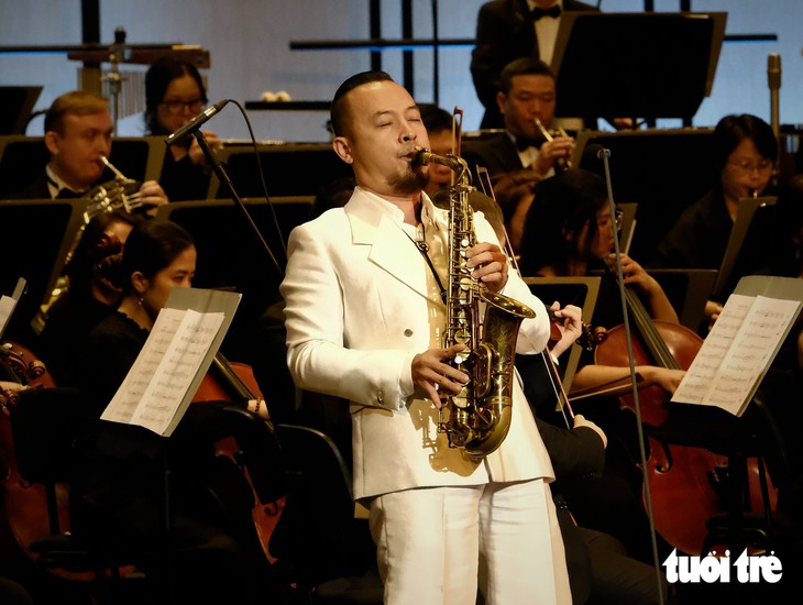 Khán giả vỗ tay hòa nhịp cùng Tấn Minh trong Bản giao hưởng Hà Nội - Ảnh 5.