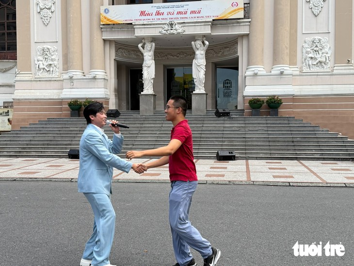 Sáng chủ nhật, xem Quốc Đại, Cao Công Nghĩa, Minh Sang hát trước Nhà hát Thành phố - Ảnh 1.