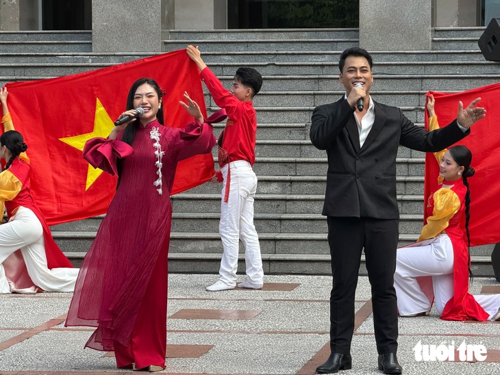 Sáng chủ nhật, xem Quốc Đại, Cao Công Nghĩa, Minh Sang hát trước Nhà hát Thành phố - Ảnh 8.