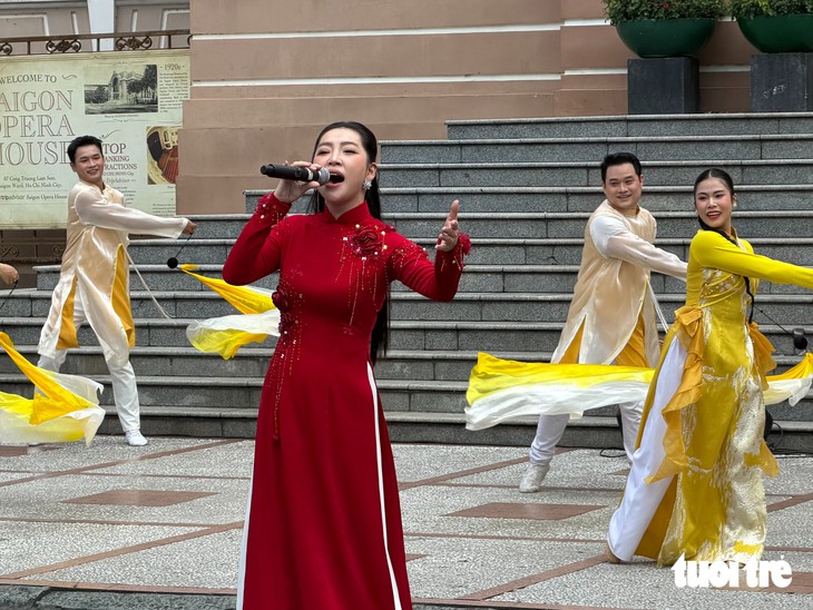Sáng chủ nhật, xem Quốc Đại, Cao Công Nghĩa, Minh Sang hát trước Nhà hát Thành phố - Ảnh 9.