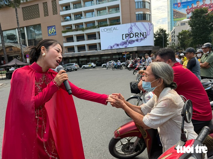 Sáng chủ nhật, xem Quốc Đại, Cao Công Nghĩa, Minh Sang hát trước Nhà hát Thành phố - Ảnh 3.