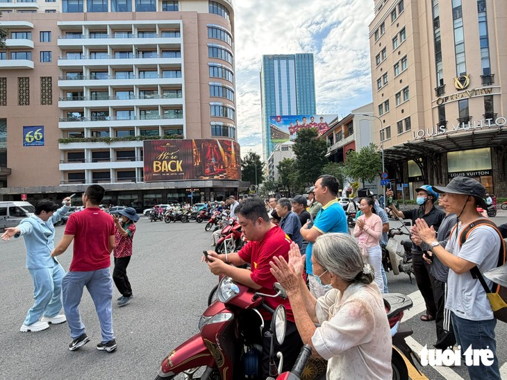Sáng chủ nhật, xem Quốc Đại, Cao Công Nghĩa, Minh Sang hát trước Nhà hát Thành phố - Ảnh 5.