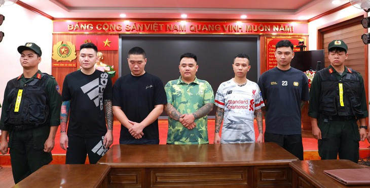 Vụ 'Hưng Lộc' đăng phim giang hồ lên YouTube: Công an Lào Cai bắt thêm 5 người - Ảnh 1.