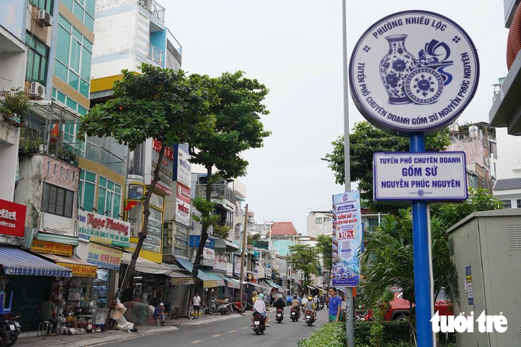 Cận cảnh con đường gốm sứ vừa khánh thành ở phường Nhiêu Lộc, TP.HCM - Ảnh 1.