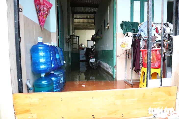 Người dân lội nước về nhà, trẻ em bơi giữa dòng triều cường đạt đỉnh - Ảnh 9.