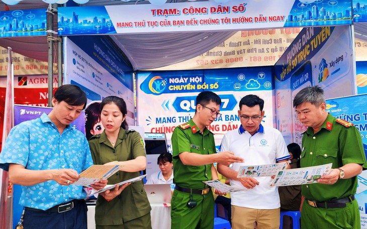 Kịp thời phát hiện xả rác bừa bãi, hai người ở Bình Tân được khen thưởng đột xuất - Ảnh 3.