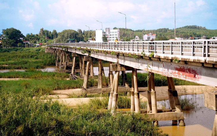 Đóng cầu Trà Khúc 1, xe cộ ở đô thị Quảng Ngãi đi lại thế nào? - Ảnh 6.