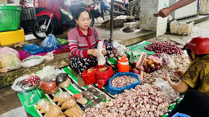 Giá cả đầu ngày: Rau đắt ngang thịt, thanh long miền Tây hồi phục - Ảnh 3.