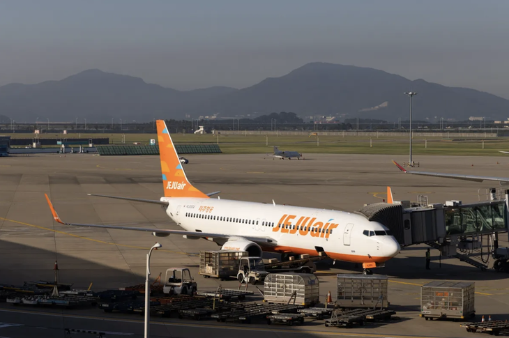 Cháy pin sạc dự phòng trên máy bay của Jeju Air, 168 người sơ tán - Ảnh 1.