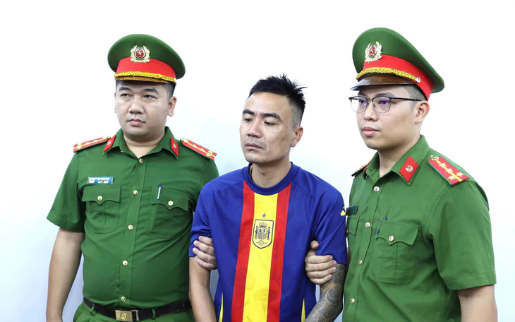 Khởi tố cô gái xô xát giữa đêm, giật thẻ, bẻ gậy của lực lượng an ninh thôn - Ảnh 3.