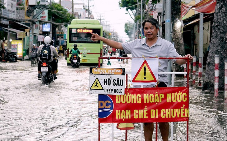 Triều cường lại đang lên tại nhiều nơi ở TP.HCM, những tuyến đường nào cần tránh? - Ảnh 5.
