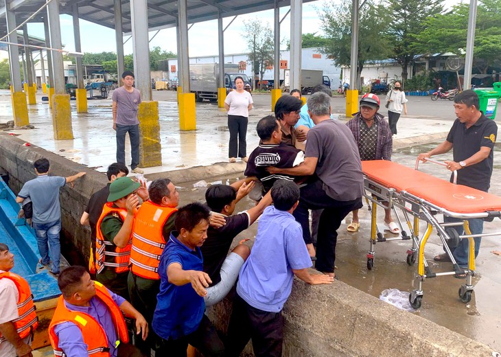 Bộ đội biên phòng TP.HCM kịp thời đưa ngư dân nghi bị tai biến trên biển vào bờ điều trị - Ảnh 2.