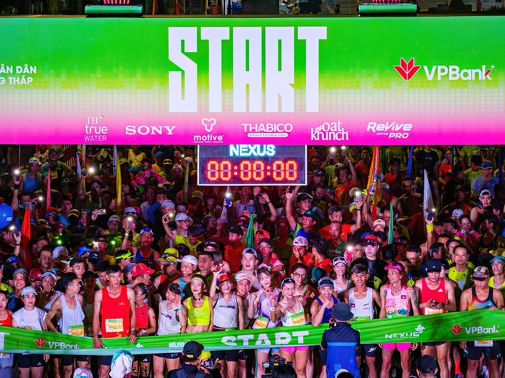 Hàng chục nghìn runner bùng nổ tại VPBank Đất Sen Hồng Music Marathon 2026 - Ảnh 1.