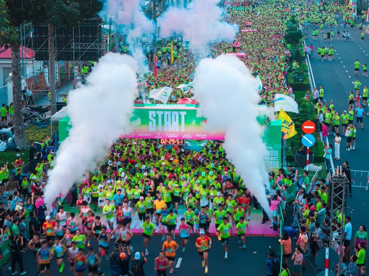 Hàng chục nghìn runner bùng nổ tại VPBank Đất Sen Hồng Music Marathon 2026 - Ảnh 2.