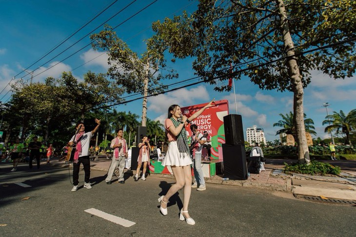 Hàng chục nghìn runner bùng nổ tại VPBank Đất Sen Hồng Music Marathon 2026 - Ảnh 4.