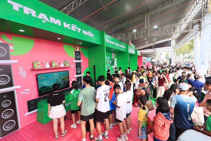 Hàng chục nghìn runner bùng nổ tại VPBank Đất Sen Hồng Music Marathon 2026 - Ảnh 8.