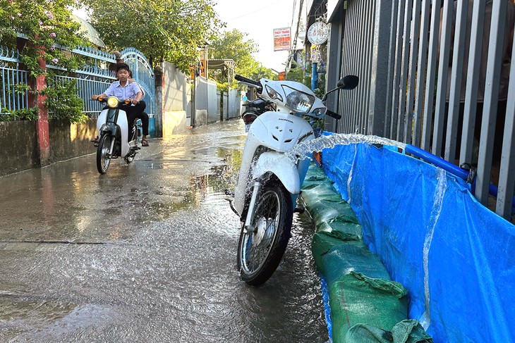 Triều cường sông Đồng Nai dâng cao, người dân vùng trũng lại bì bõm lội nước - Ảnh 4.