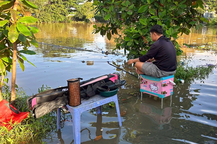 Triều cường sông Đồng Nai dâng cao, người dân vùng trũng lại bì bõm lội nước - Ảnh 9.