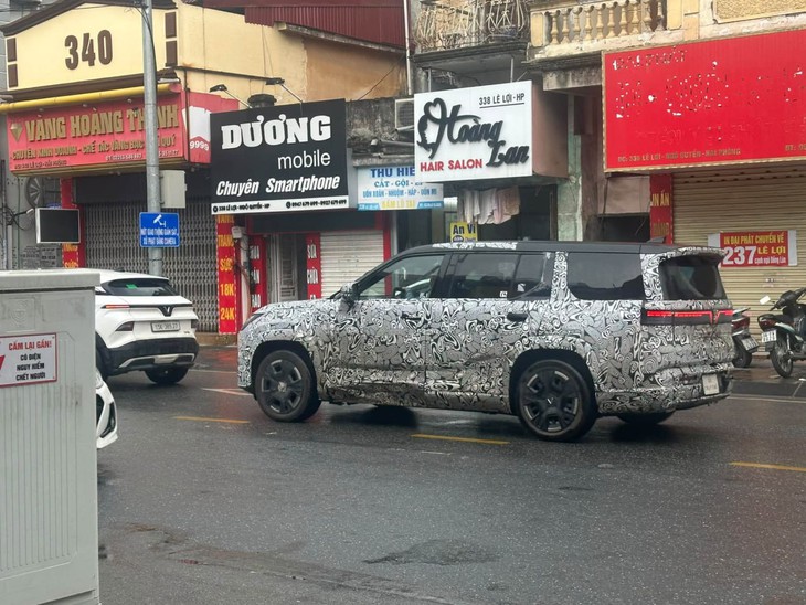 Xe điện mới của VinFast lộ diện trên đường, có thể dùng máy điện sạc xăng như VF Wild - Ảnh 1.