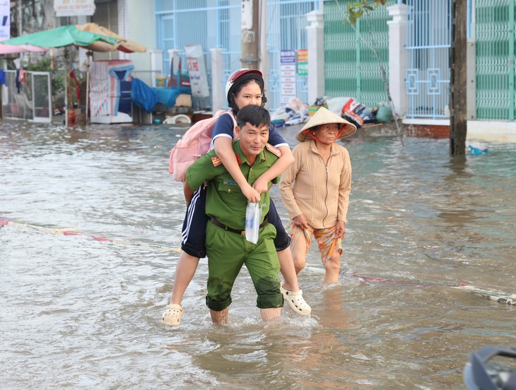 Cần Thơ có nơi ngập sâu khoảng 0,8m, thành phố tính giải pháp chống ngập - Ảnh 1.