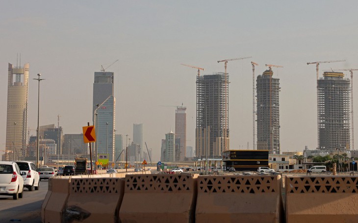 Khoảnh khắc sân bay Saudi Arabia bị tập kích, hành khách hoảng loạn tháo chạy - Ảnh 3.