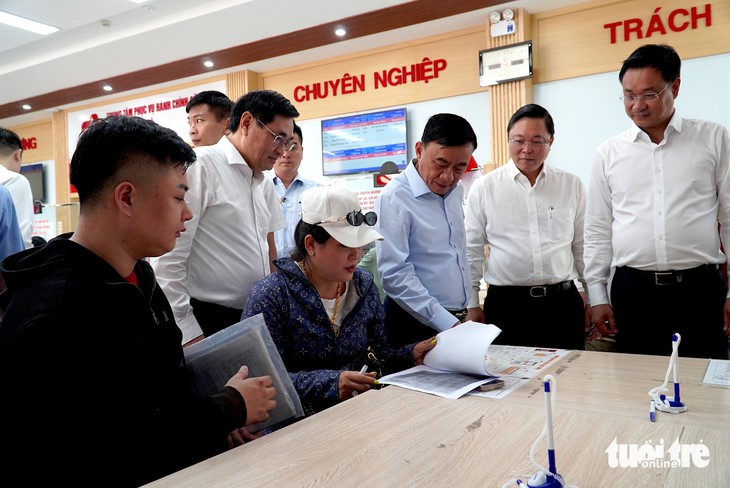 Thường trực Ban Bí thư Trần Cẩm Tú: Công chức cơ sở làm ngày làm đêm, lương 7-10 triệu đồng chưa đáp ứng - Ảnh 3.