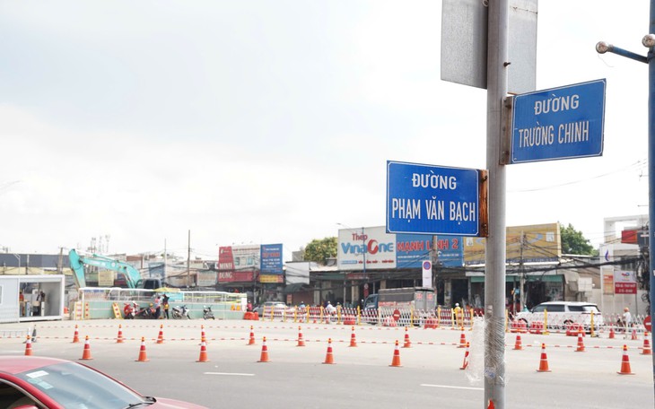 Giao thông đường Trường Chinh có phần cải thiện sau điều chỉnh phân làn - Ảnh 11.