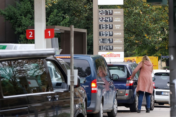 Phe đối lập Đức muốn Berlin nối gót ông Trump mua dầu diesel Nga - Ảnh 1.