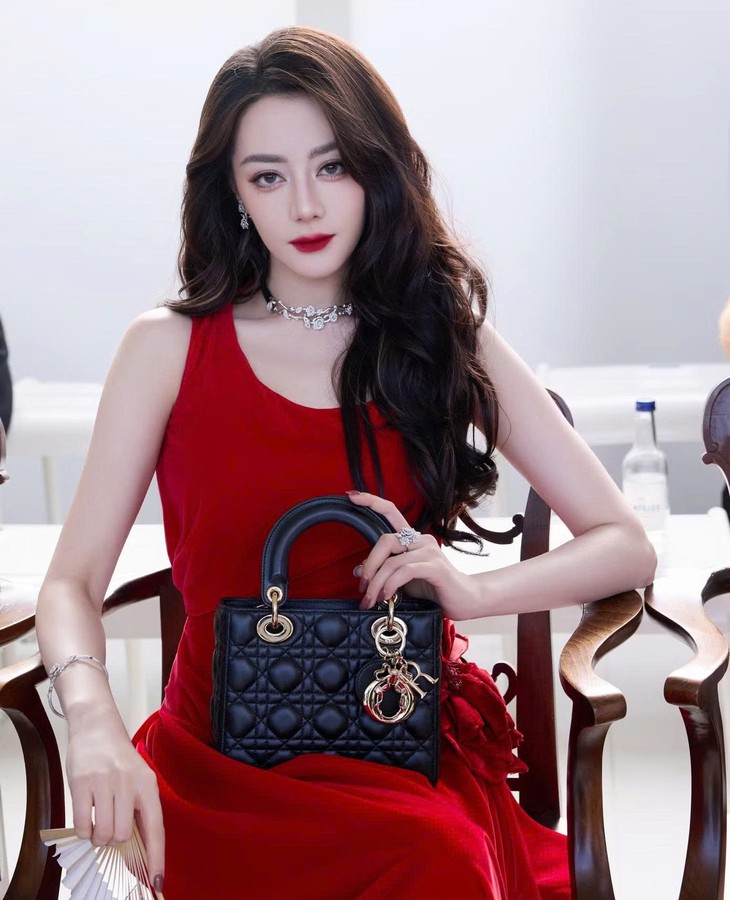 Địch Lệ Nhiệt Ba bội thu 20 triệu USD từ Tuần lễ thời trang Paris - Ảnh 1.