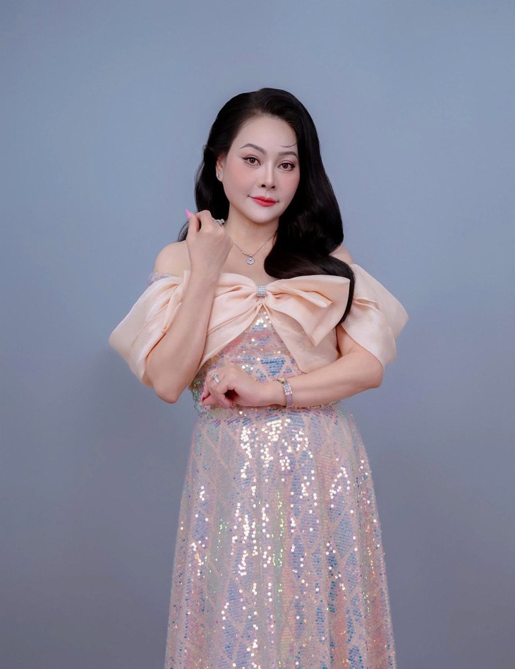 Sự nghiệp của ca sĩ Đông Đào trước khi bỏ 100 tỉ xây nhà máy nước  - Ảnh 2.