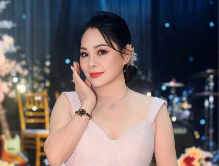 Sự nghiệp của ca sĩ Đông Đào trước khi bỏ 100 tỉ xây nhà máy nước  - Ảnh 1.