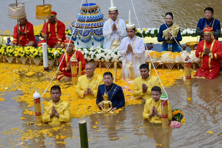 Bí ẩn tượng Phật nổi lên giữa dòng sông và lễ hội 400 năm tuổi ở Thái Lan - Ảnh 1.