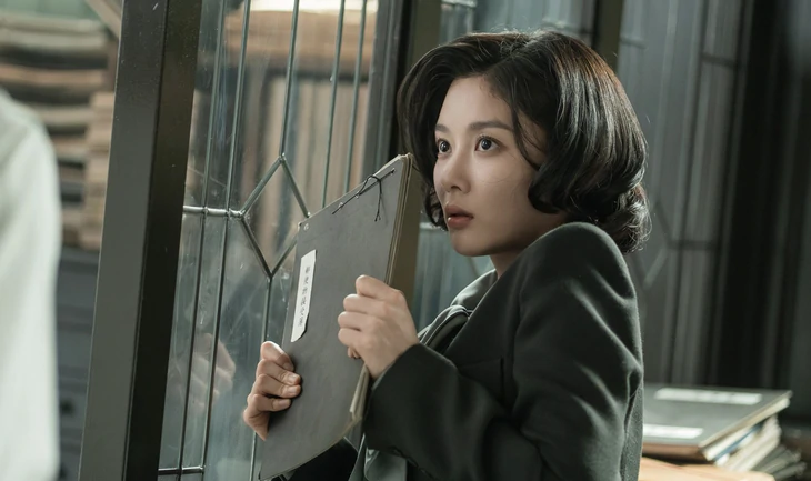 Phim của Kim Yoo Jung ra sao khi đối đầu với Doctor X - Ảnh 1.