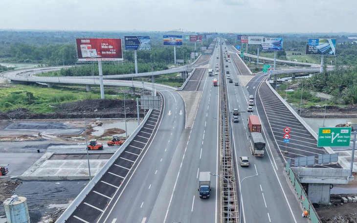 Sở Xây dựng TP.HCM nói về đề xuất cho ô tô chạy thêm làn trên đường Võ Chí Công - Ảnh 2.