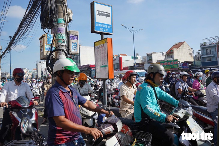 TP.HCM sáng đầu tuần: Đường Trường Chinh ùn ứ, người dân chưa quen phân luồng giao thông mới - Ảnh 3.