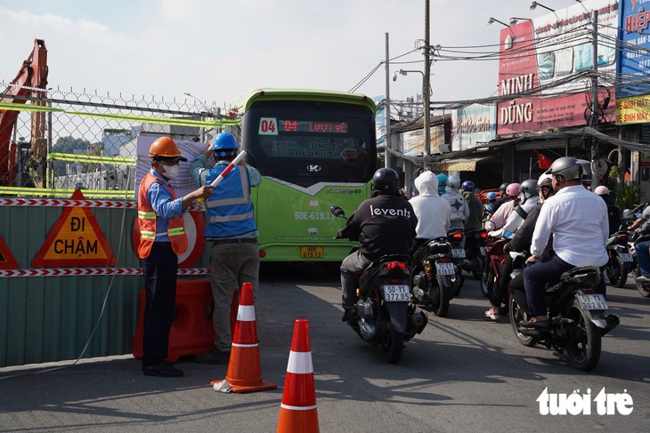 TP.HCM sáng đầu tuần: Đường Trường Chinh ùn ứ, người dân chưa quen phân luồng giao thông mới - Ảnh 4.